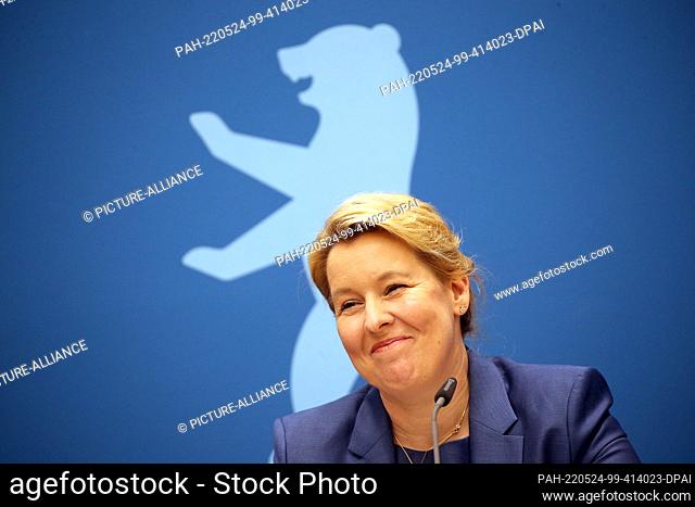 24 May 2022, Berlin: Franziska Giffey (both SPD), Governing Mayor, answers questions from journalists during a press conference at the Rotes Rathaus
