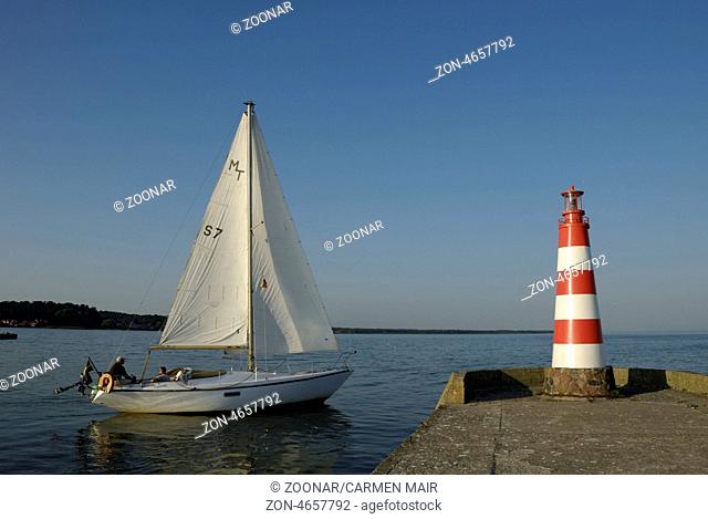 Segelboot am Molenfeuer in Nida, Kurische Nehrung, Litauen