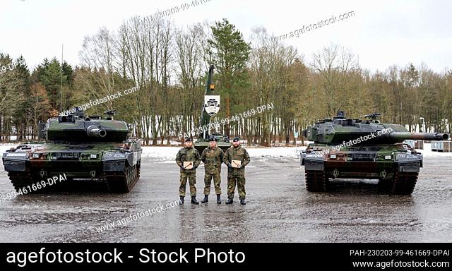 03 February 2023, Bavaria, Pfreimd: Lieutenant Colonel Marek Krüger (M) stands next to the company commanders of the 2nd and 3rd Tank Companies of Tank...