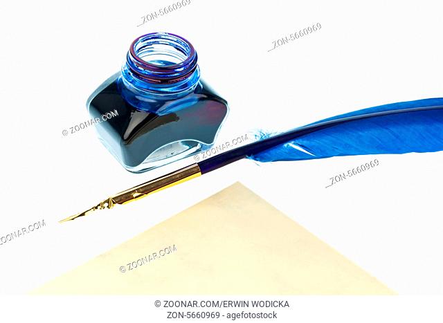 Eine blaue Schreibfeder mit einem Tintenfass auf weißem Hintergrund