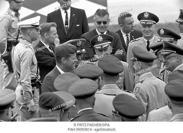 US president John F. Kennedy at military air base Langendiebach near Hanau on 25 June 1963 talking to military personnel
