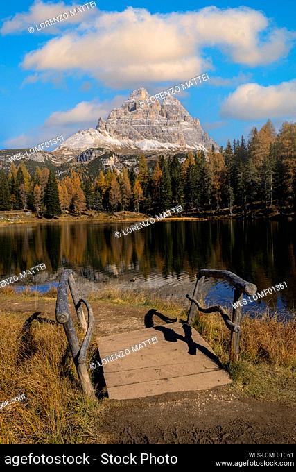 Italy, Veneto, Wooden steps in front of Lake Antorno with Tre Cime di Lavaredo peaks in background