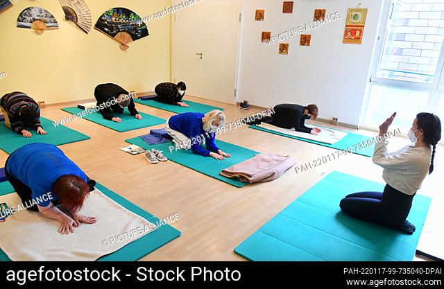12 January 2022, Saxony, Bad Lausick: At Haus Herrmannsbad of the Sachsenklinik, long-covid sufferers take part in yoga exercises with other patients in the...
