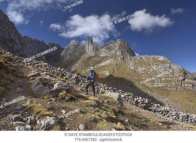 Quebrada Aguas Calientes and Cancanapunta pass on the Cordillera Huayhuash circuit, Ancash, Peru