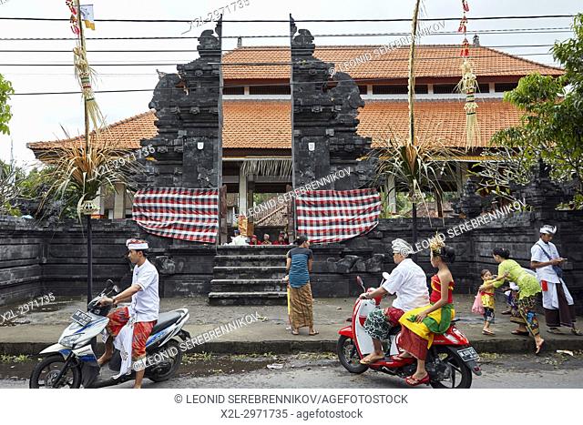 People wearing traditional Balinese clothing go to a local temple near Bugbug village. Karangasem Regency, Bali, Indonesia