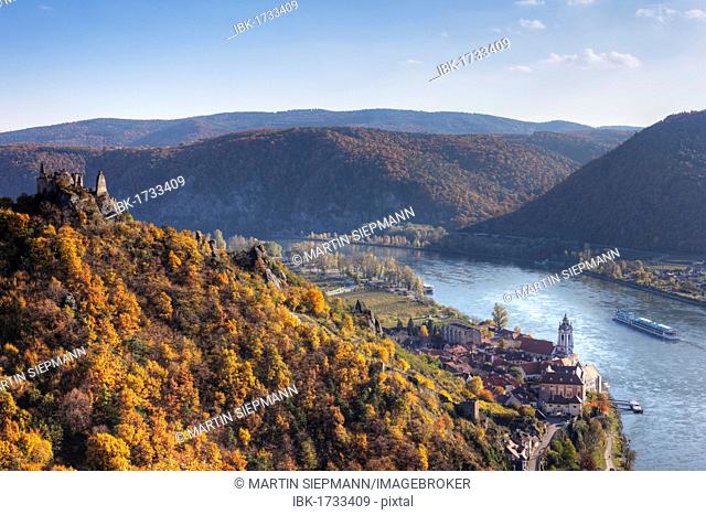 Castle ruins and town of Duernstein, Danube, Wachau valley, Waldviertel region, Lower Austria, Europe