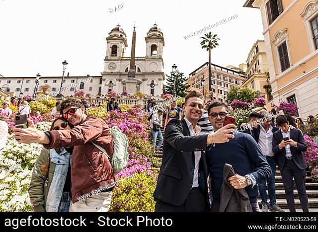 01/05/2023 Tourists visit Rome on the May Day weekend. Tourists at the Trinità dei Monti, Spagna Square Rome, Italy, May 1, 2023