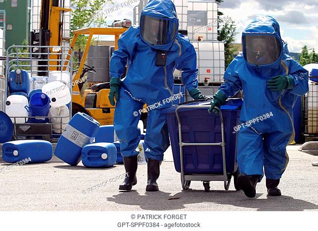 FIREFIGHTERS OF THE CMIC MOBILE CHEMICAL INTERVENTION CELL IN CHEMICAL PROTECTION SUITS FIGHTING A FIRE IN VATS OF DANGEROUS SUBSTANCES, AIN FIRE DEPARTMENT 01