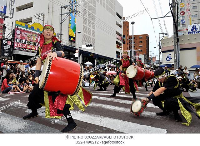 Naha (Japan): taiko drums show along Kokusai-dori