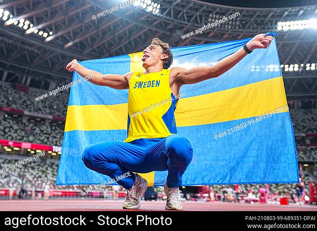 03 August 2021, Japan, Tokio: Athletics: Olympics, men's pole vault, final, at the Olympic Stadium. Armand Duplantis from Sweden cheers for gold
