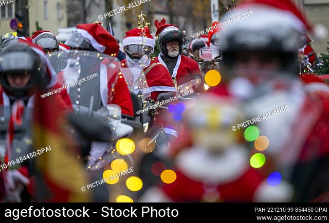 10 December 2022, Berlin: Participants of the campaign ""Santa Claus on. Road"" sit on their Christmas-decorated motorcycles shortly before setting off