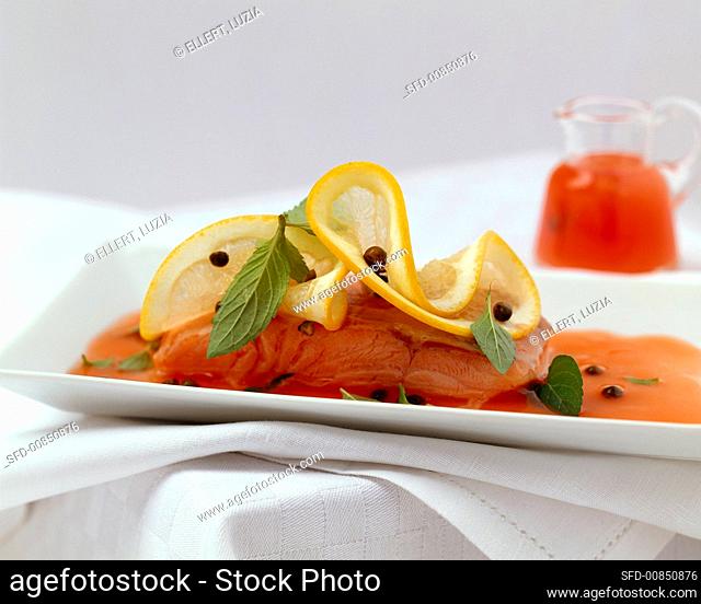 Steamed salmon in grapefruit sauce