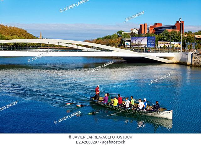 Rowing, Lehendakari Agirre bridge over Urumea river, Donostia (San Sebastian), Basque Country, Spain
