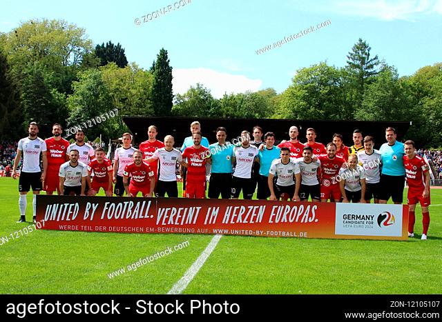 Die beiden Teams vor dem Anpfiff des SBFV-Pokal Finale 2017/18: FC 08 Villingen - SV Linx