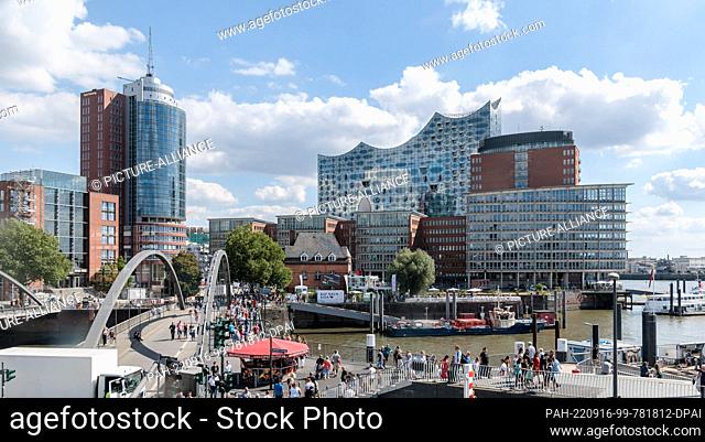 23 August 2022, Hamburg: View of Kehrwiederspitze in Hamburg's Hafencity with Columbus Haus (l) and the Elbphilharmonie (M) and the building Am Sandtorkai 77...