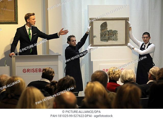 25 October 2018, Berlin: Stefan Körner, auctioneer, presents a work at the auction of the collection of the art dealer Bernd Schultz at the auction house...