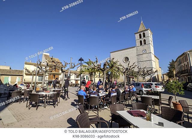 plaza del pueblo y Parròquia de Sant Miquel, Campanet, Mallorca, balearic islands, Spain