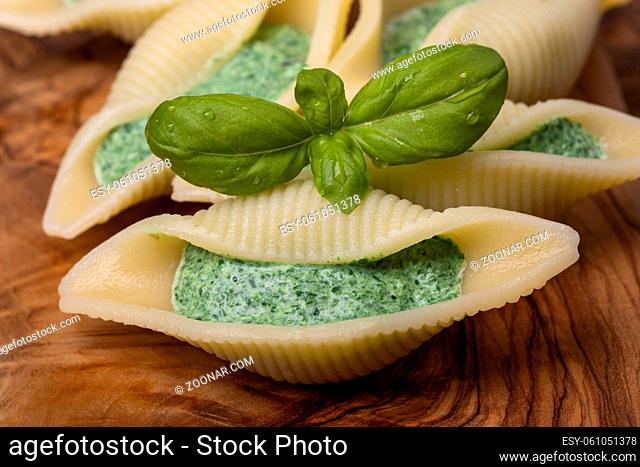 italian conchiglino pasta filled with spinach