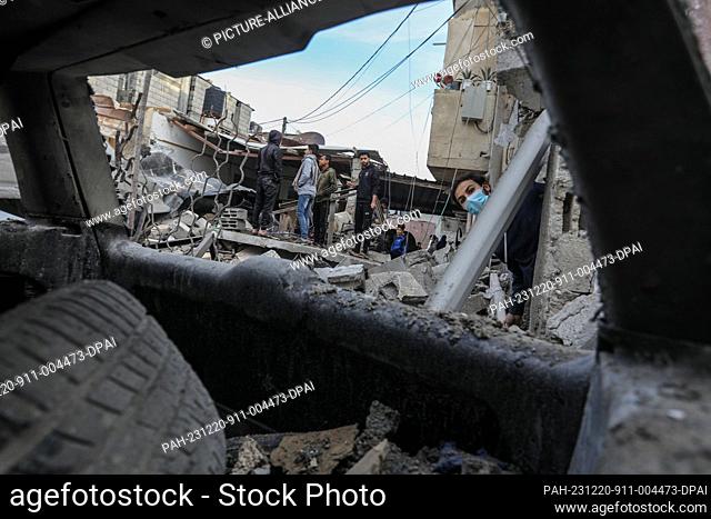 20 December 2023, Palestinian Territories, Rafah: Palestinians inspect the damage caused by Israeli airstrikes on the Mansour family house