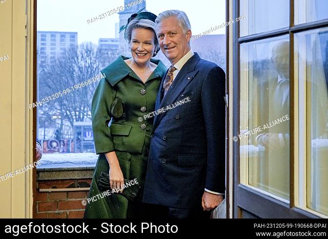 05 December 2023, Berlin: The Belgian royal couple King Philippe and Queen Mathilde stand at an open window in the red town hall