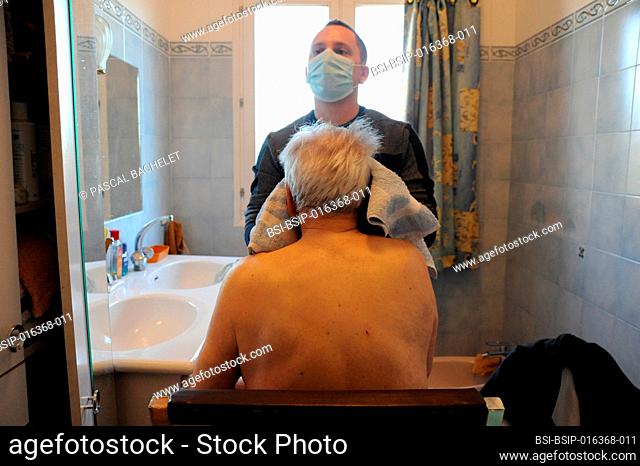Liberal nurse carries out a complete toilet at the home of a patient, getting out of bed