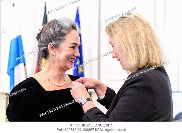 13 May 2019, Bavaria, Munich: Kerstin Schreyer (CSU, r), Minister of Social Affairs of Bavaria, presents the award to Irina Wanka, actress