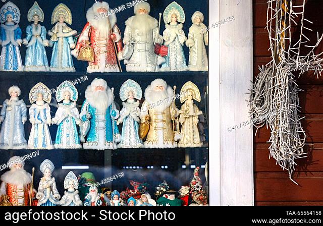 RUSSIA, VLADIMIR REGION - DECEMBER 8, 2023: Selling New Year souvenirs in the town of Suzdal on a frosty winter day. According to Russia's weather forecasting...