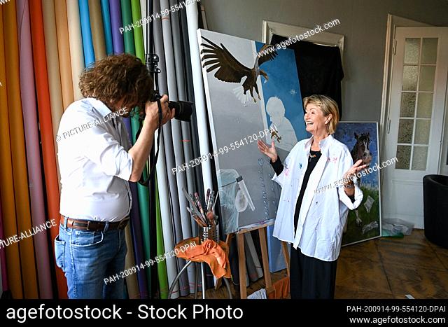 11 September 2020, Berlin: The painter Anne Dohrenkamp, wife of Jürgen von der Lippe, and the photographer Andre Kowalski during a photo session