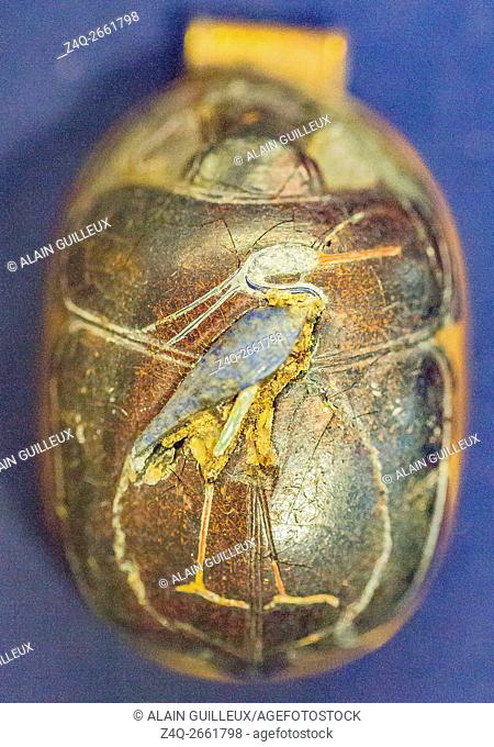 Egypt, Cairo, Egyptian Museum, Tutankhamon jewellery, from his tomb in Luxor : Resin scarab, with a wire in gold and a sculpted Benu (heron) bird
