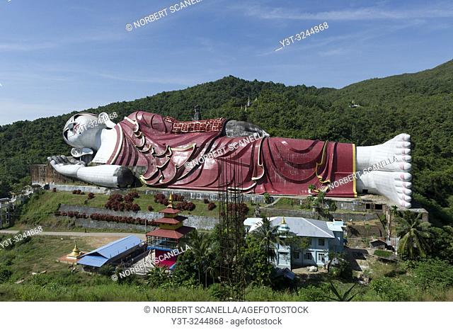 Myanmar (formerly Burma). Mon State. Yadana Daung Mawlamyine (Moulmein) surroundings, Win Sein Taw Ya temple, World's largest reclining Buddha