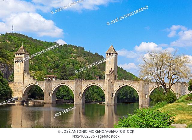 Pont Valentre bridge crossing the Lot River, Cahors, Lot, Quercy, Via Podiensis, Way of St James, Midi-Pyrenees, France