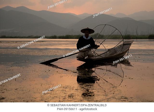 A traditional one leg rower is kneeling on his wooden boat on Inle Lake near Thale U, Myanmar, on 06.04.2013. Photo: Sebastian Kahnert | usage worldwide