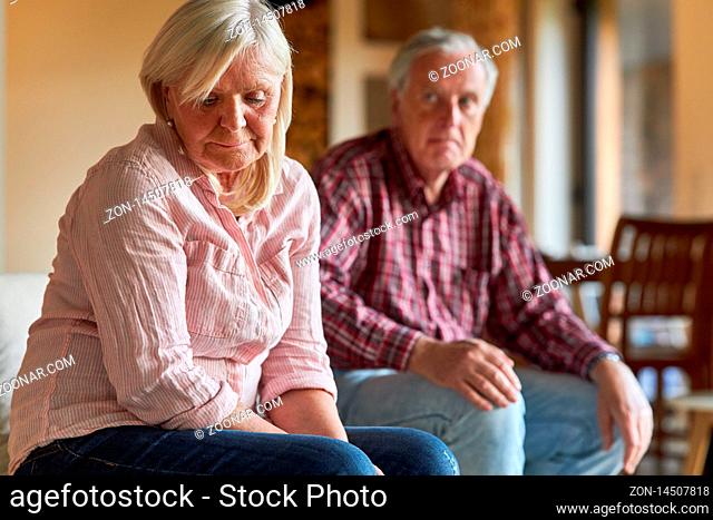 Frustrierte oder depressive Seniorin beim Streit zusammen mit ihrem Ehemann