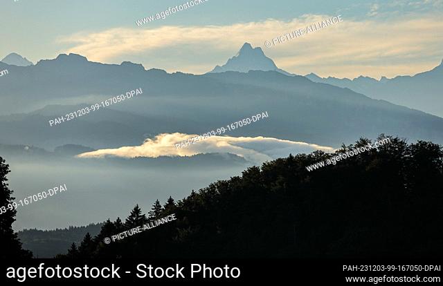 20 September 2023, Switzerland, Bern: The sun rises over the panorama of the Bernese Alps. Photo: Jan Woitas/dpa. - Bern/Berne/Switzerland