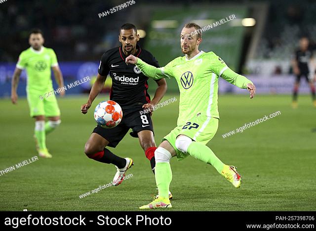 (LR) Djibril Sow (Eintracht Frankfurt) versus Maximilian Arnold (VfL Wolfsburg) Soccer 1st Bundesliga, 5th matchday, VfL Wolfsburg (WOB) - Eintracht Frankfurt...