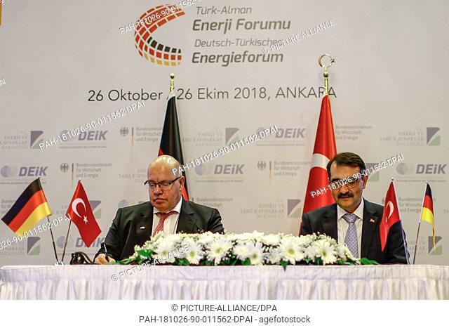 26 October 2018, Turkey, Ankara: Turkish Energy and Natural Resources Minister Fatih Donmez (R) and German Economy and Energy Minister Peter Altmaier sign a...