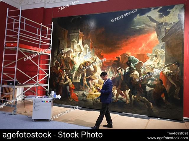 RUSSIA, ST PETERSBURG - DECEMBER 21, 2023: A man walks by Karl Bryullov's history painting The Last Day of Pompeii at a press briefing on the start of the...