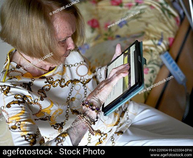 02 September 2022, Hessen, Frankfurt/Main: Ursula Heerwig (87), a resident of the Anlagenring retirement and nursing home