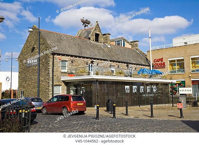 Landsea Square with Woods Bar and Brasserie. Cardiff Bay. Cardiff. Caerdydd. South Glamorgan. Wales. UK