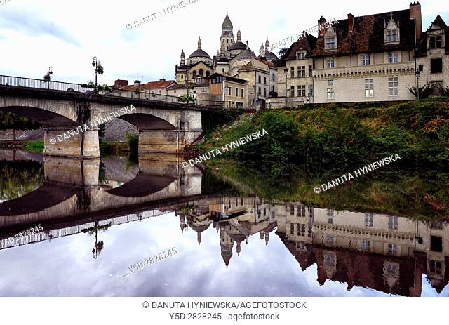 old town of Périgueux, in front bridge over Isle River, Saint-Front Cathedral in background, World Heritage Sites of the Routes of Santiago de Compostela in...