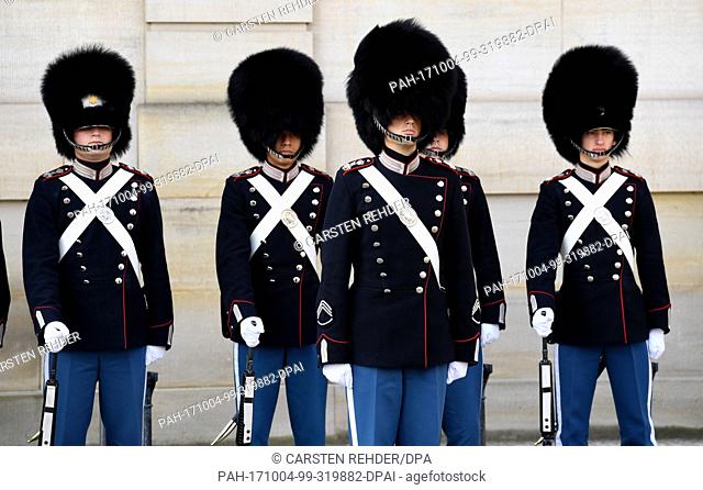 Soldiers of the royal guard stand outside the Amalienborg Palace in Copenhagen, Denmark, 27 September 2017. Photo: Carsten Rehder/dpa
