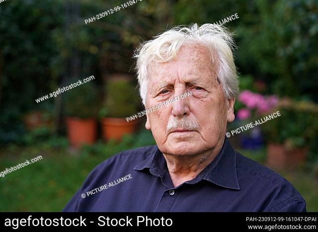 PRODUCTION - 07 September 2023, Hamburg: Author Arno Surminski sits in his garden. The author, who was born in East Prussia in 1934