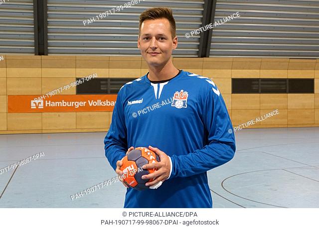 17 July 2019, Hamburg, Hambug: Handball, 2nd Bundesliga, HSV Hamburg, Training kick-off season 2019/2020 in the Volksbank Arena: Newcomer Marc van den Beucken...