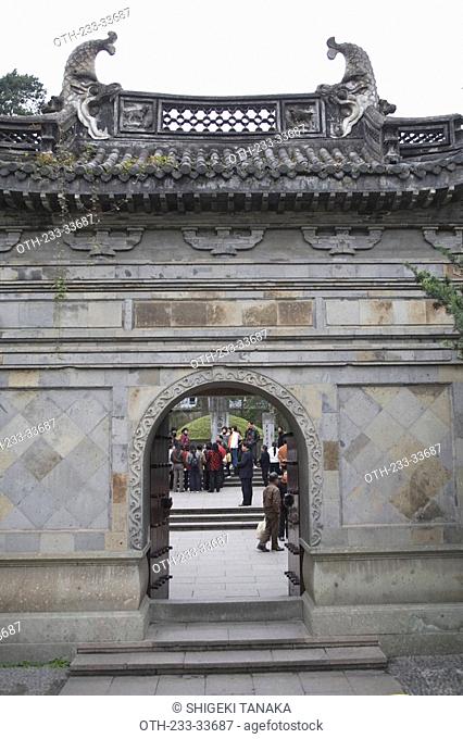 Gateway leading to the Tomb of Yuefei, Yuemiao, West Lake, Hangzhou, China