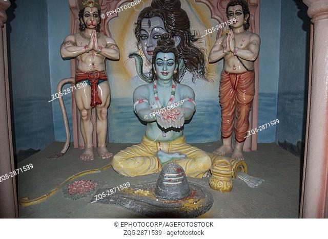 Statue of Lord Shiva doing puja of shivling with lord Ram and Hanuman