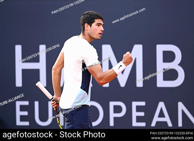 23 July 2022, Hamburg: Tennis: ATP Tour, Singles, Men, Semifinals: Alcaraz (Spain) - Molcan (Slovakia). Carlos Alcaraz cheers