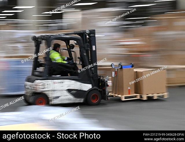 PRODUCTION - 07 December 2023, Hesse, Frankfurt/Main: An employee drives a forklift truck in the DB Schenker air freight hall in Cargo City South at Frankfurt...