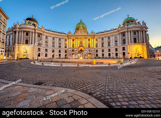 Die berühmte Hofburg und der St. Michaels-Platz in Wien in der Dämmerung