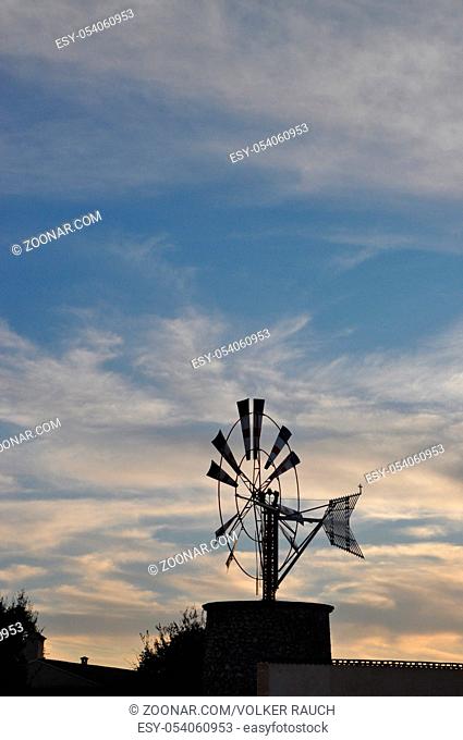 Windrad , Mallorca, windmühle, windenergie, spanien, muro, sa pobla, abend, abends, abendhimmel, wolke, wolken, sonnenuntergang, sonne, abendlicht