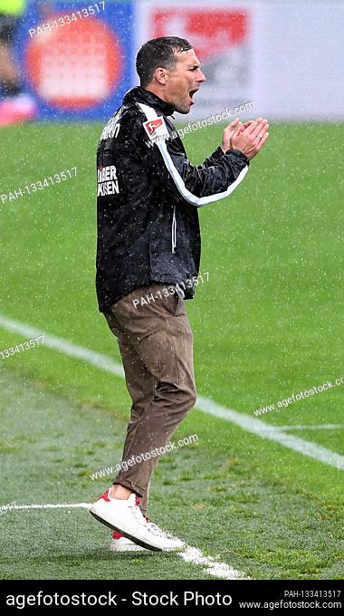 coach Christian Eichner (KSC) calls in the rain. GES / Football / 2nd Bundesliga: Greuther Furth - Karlsruher SC, June 28